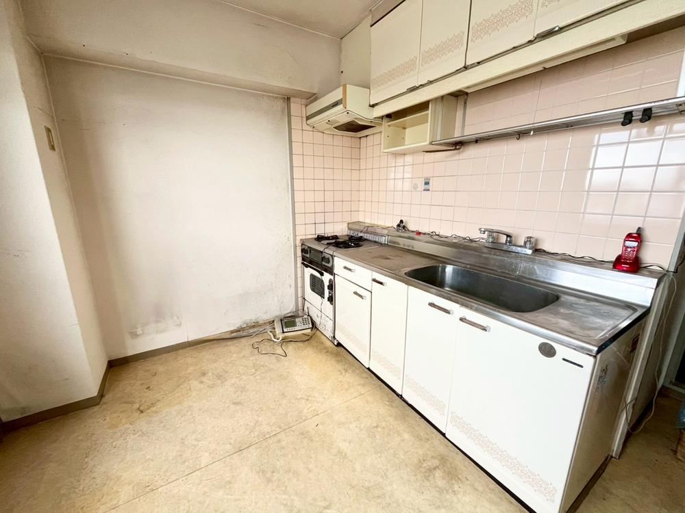 2DK apartment in Higashiosaka, Osaka - Photo 1