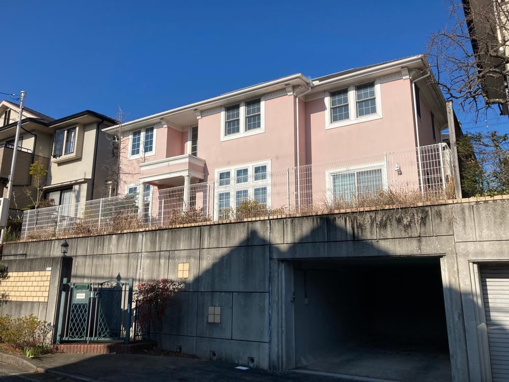 Stylish 4LDK Home with Mountain Views - Photo 1