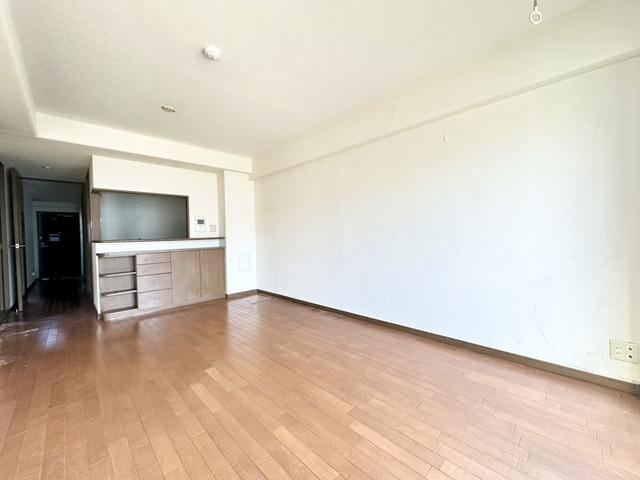 Blank Canvas 3LDK Apartment Ready for Your Renovation in Ichikawa - Photo 1