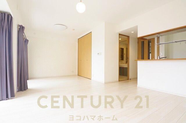 Sunny 2LDK Apartment with Free Parking Near Yokohama Station - Photo 1