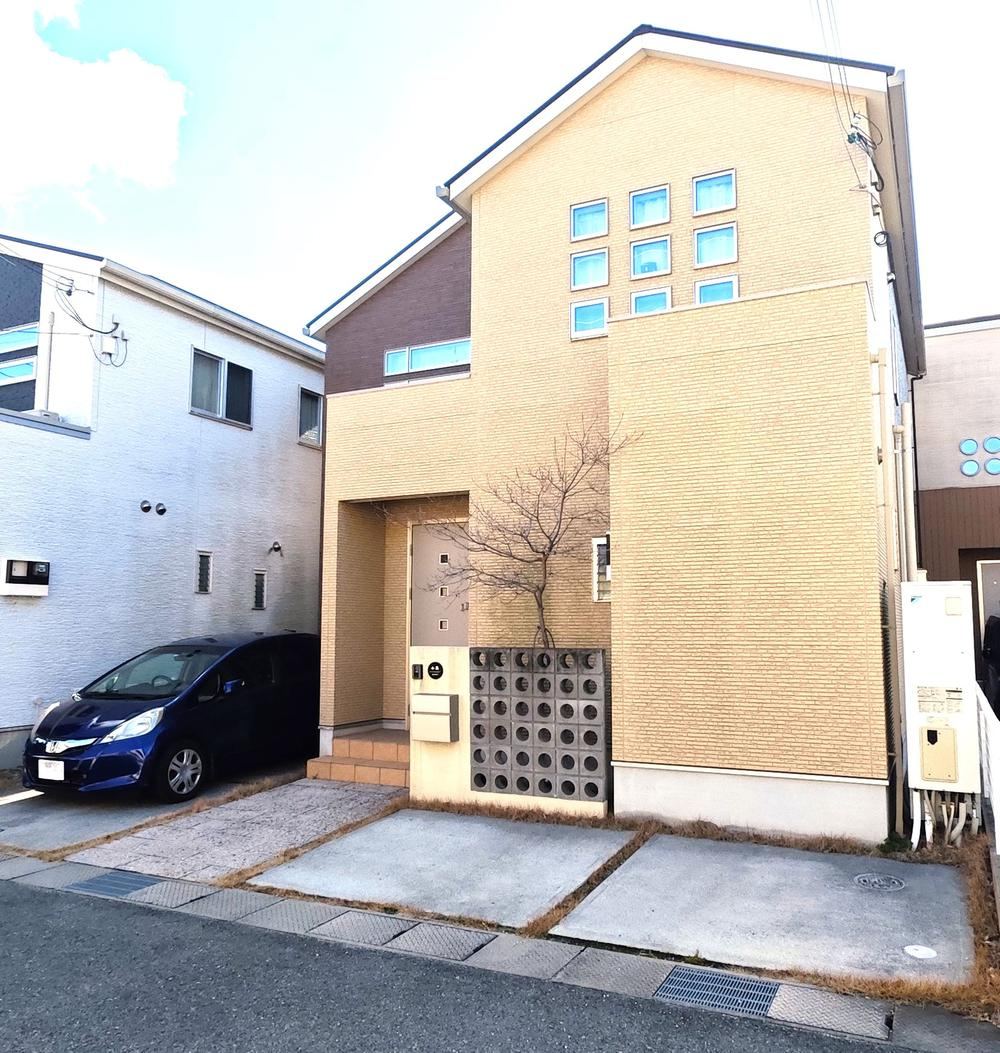 Elegant 4LDK Home with Solar Features - Photo 1