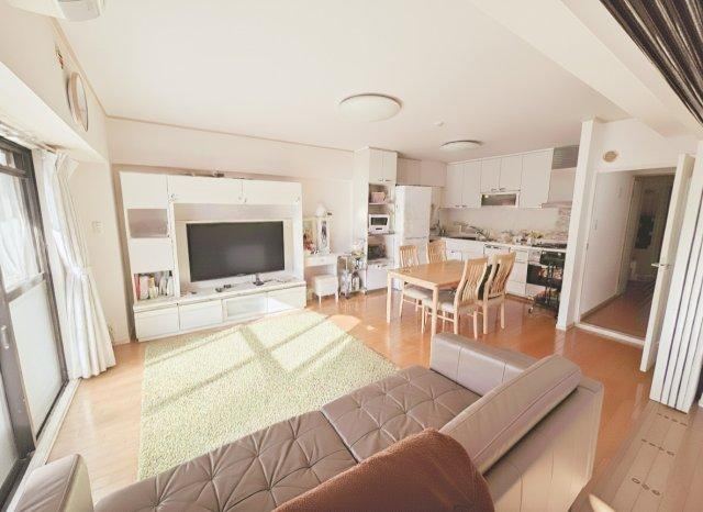 Spacious 3LDK Apartment with Great Sunlight - Photo 1