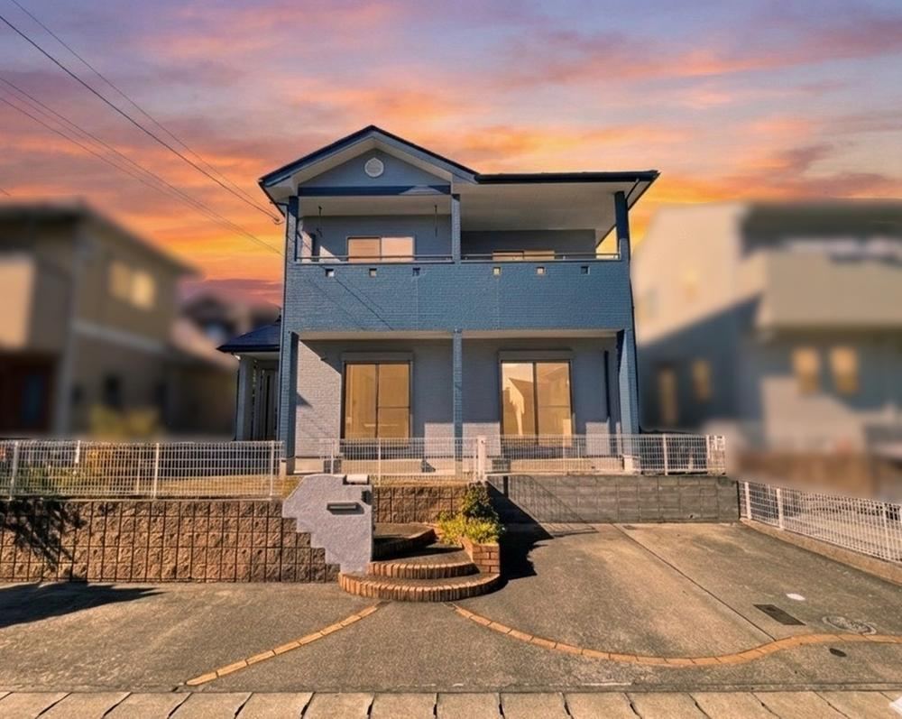 Modern 4LDK House with Ample Parking in Otsu - Photo 1