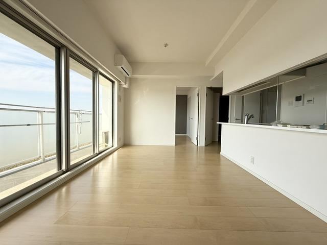 Spacious Apartment with Riverside Views in Ichikawa - Photo 1