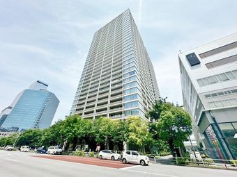 2LDK+S apartment in Minato Ward