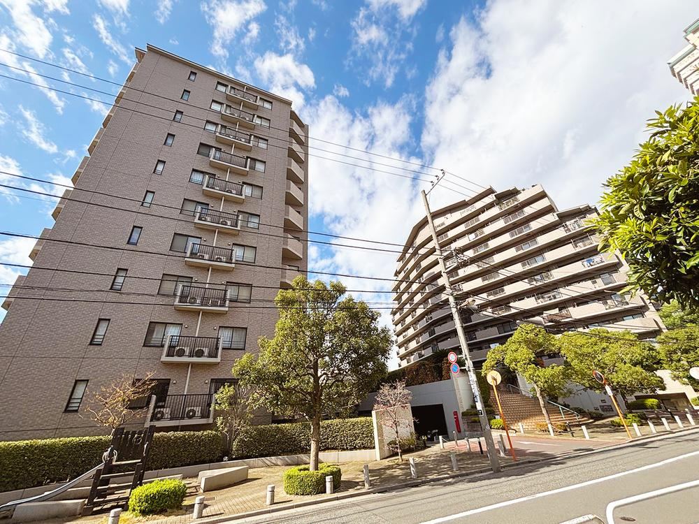 Fully Renovated 3LDK Apartment in Koto - Photo 1