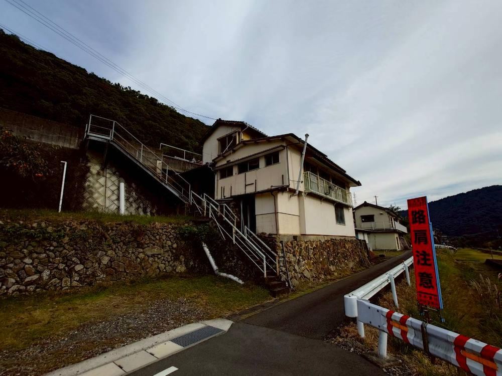 4K House Near Dan Station - Photo 1