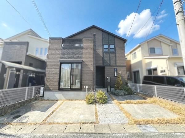 Eco-Friendly 3LDK Home with Solar Power - Photo 1