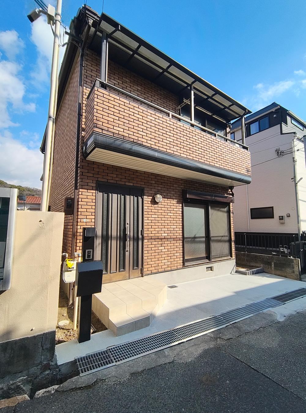 Charming 3LDK House with Potential Parking in Minatogawa - Photo 1