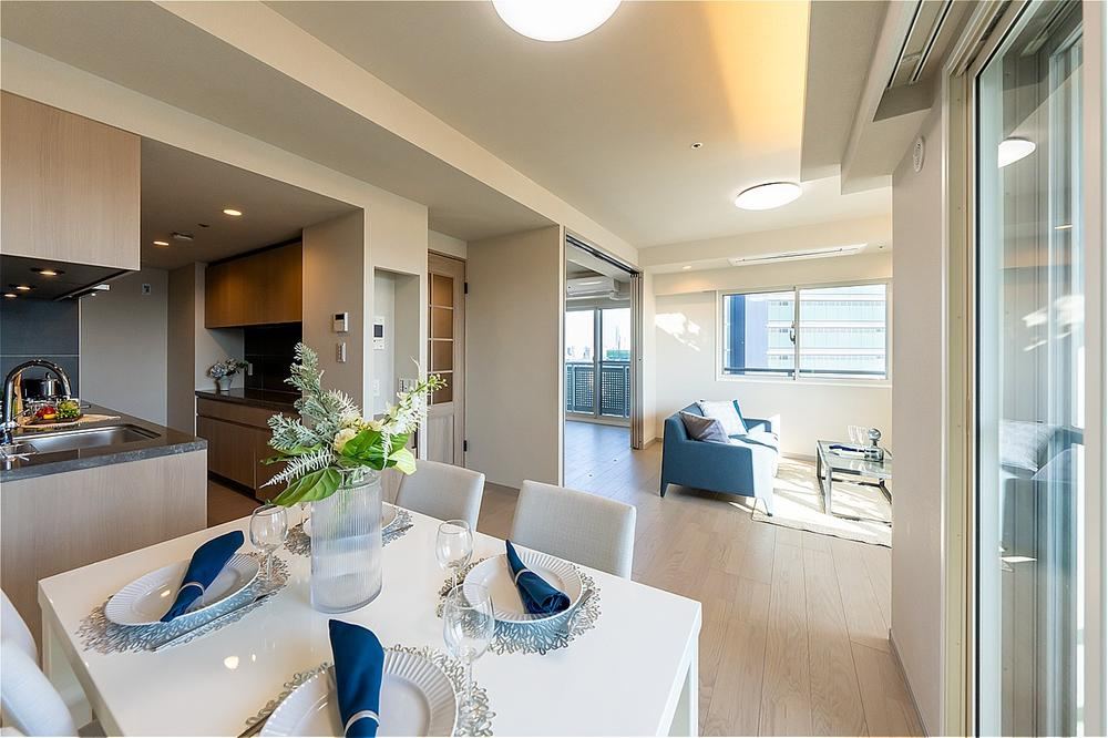 Renovated 3LDK Corner Apartment with Great Views - Photo 1