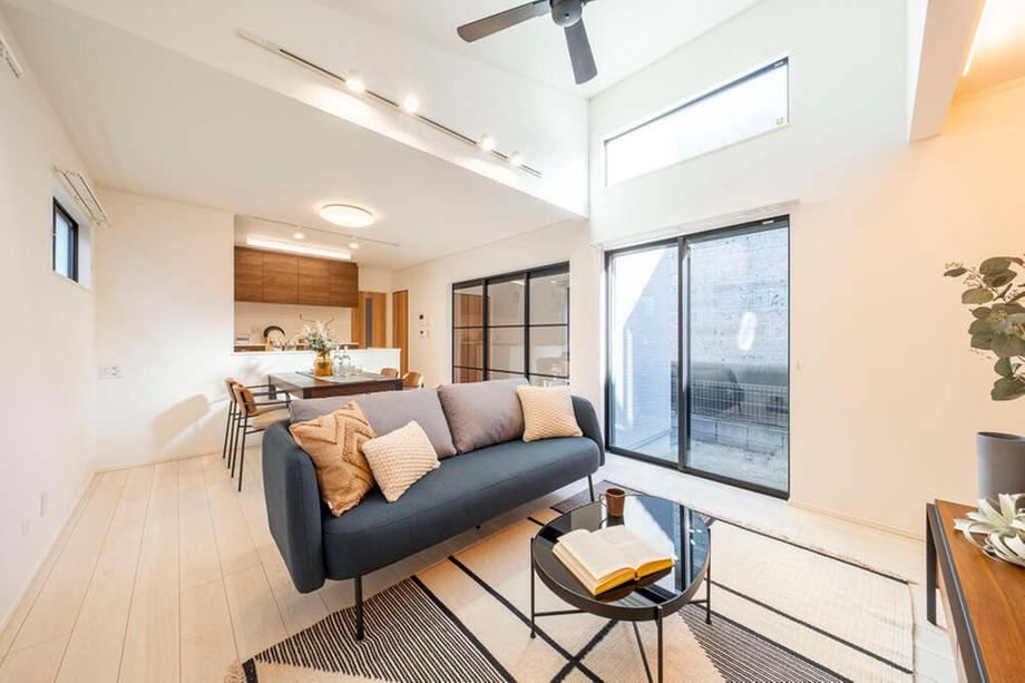 Modern 4LDK+S House with Solar Panels in Kashiwa - Photo 1