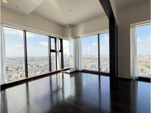 Stylish 2LDK Corner Apartment in City Tower - Photo 1