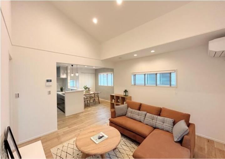 Bright 3LDK Home with Spacious Living Room - Photo 1