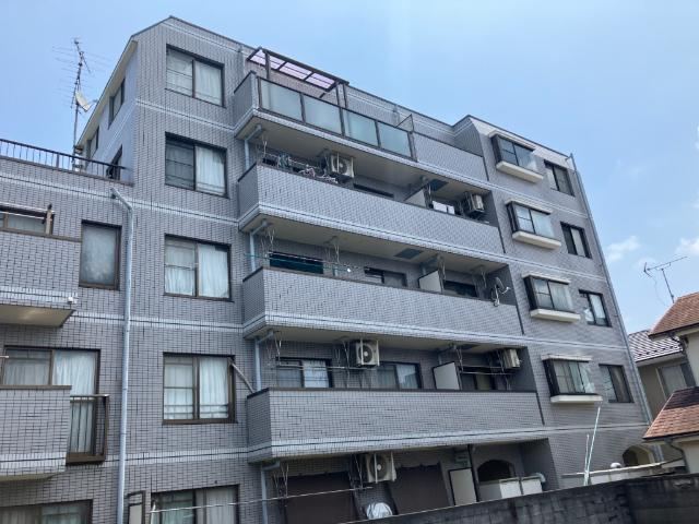 Top Floor 3DK Apartment with Views in Hino - Photo 1