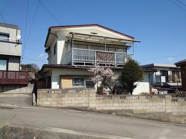 Spacious 8DK House with Parking in Okaya - Photo 1