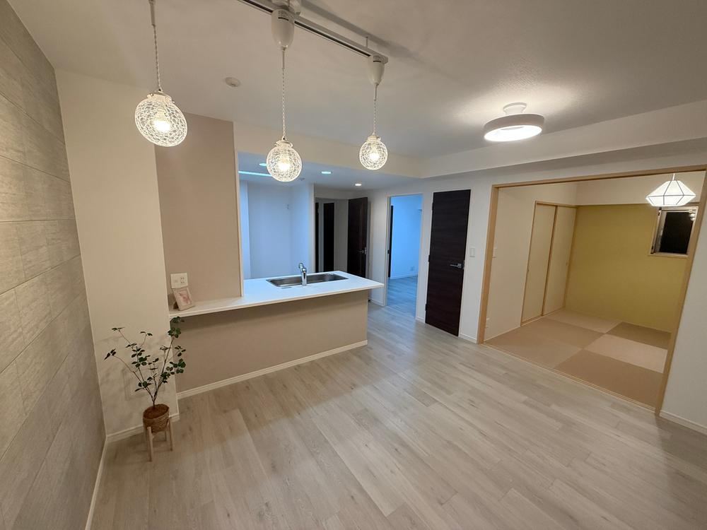 Renovated 3LDK Corner Apartment with Garden - Photo 1