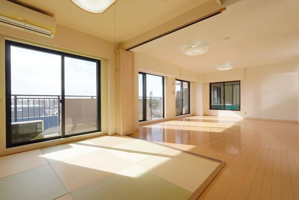 Spacious 3LDK+S Apartment with Sea Views in Hiratsuka - Photo 1