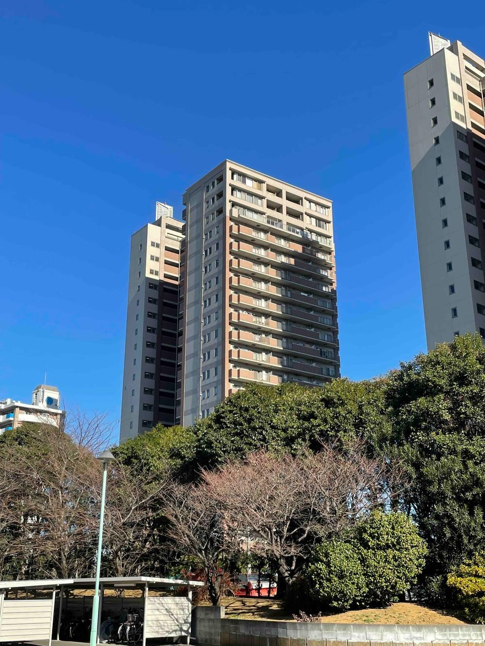 Spacious 3LDK+S Riverside Apartment in Kawasaki - Photo 1