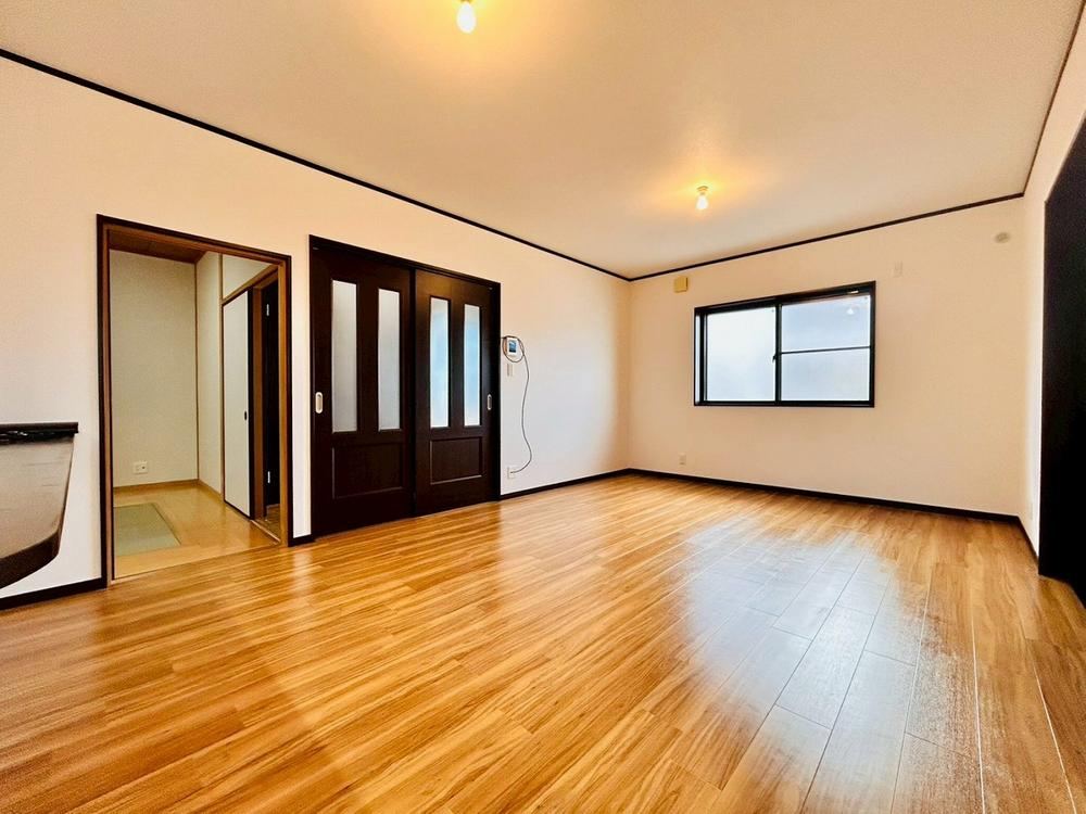 Bright 3LDK Corner Home in Kaizuka - Photo 1