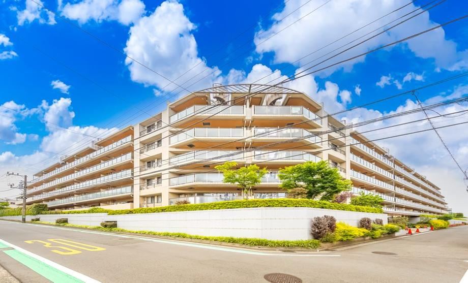 Spacious 2LDK+S Apartment in Okubo - Photo 1
