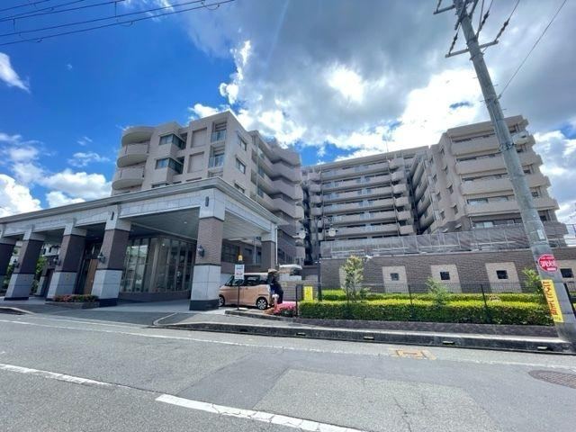 3LDK+S apartment in Hirakata, Osaka - Photo 1