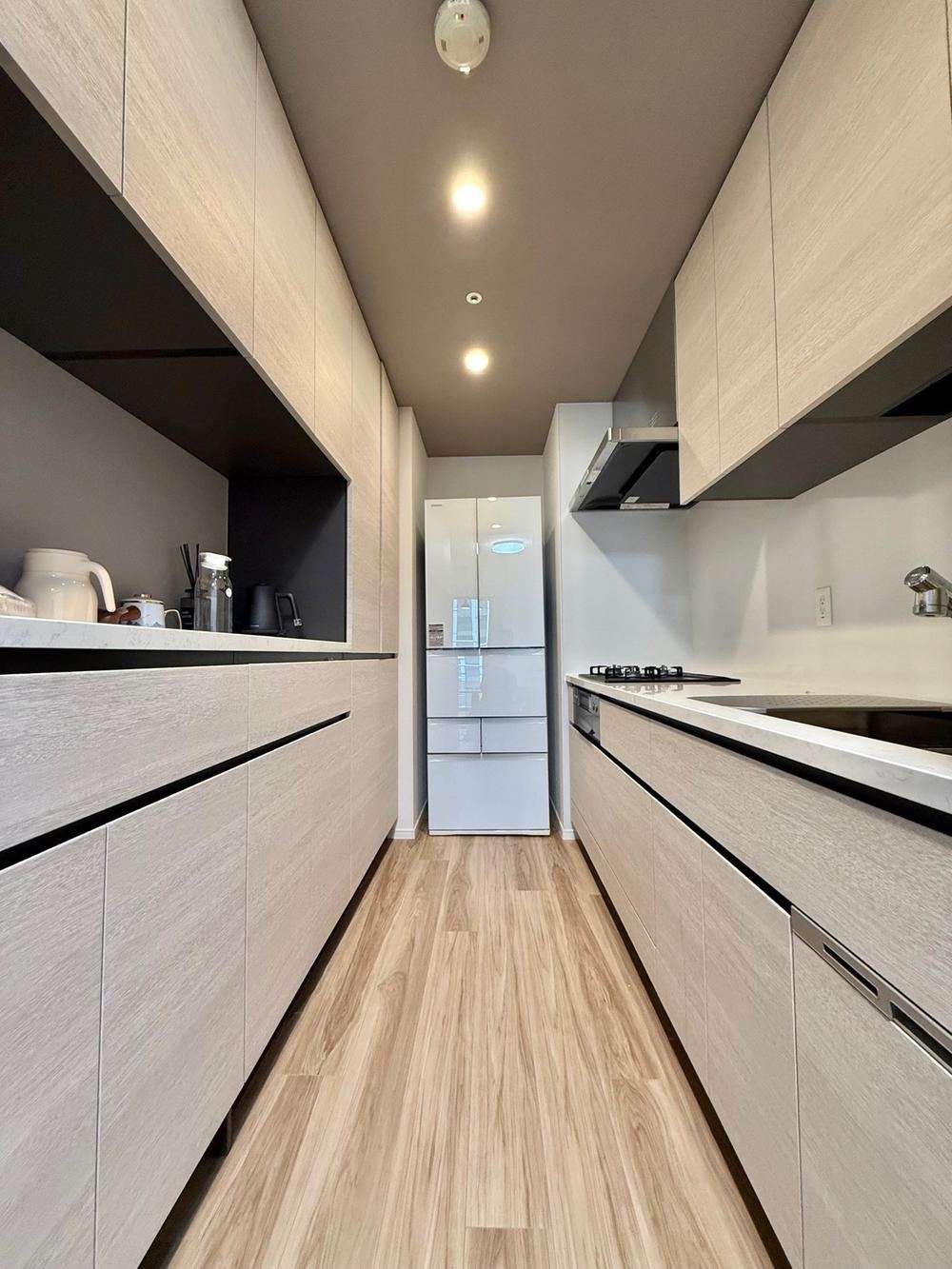 2LDK+S apartment in Chuo Ward, Tokyo - Photo 1