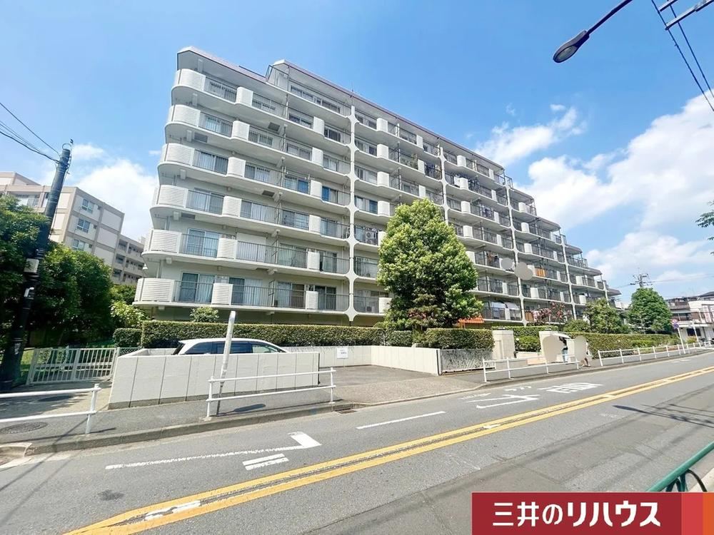Sunny 3LDK Apartment Just 4 Minutes from the Station - Photo 1