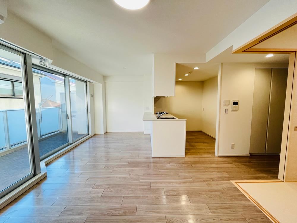 Sunny 3LDK Apartment with Large Windows in Chigasaki - Photo 1