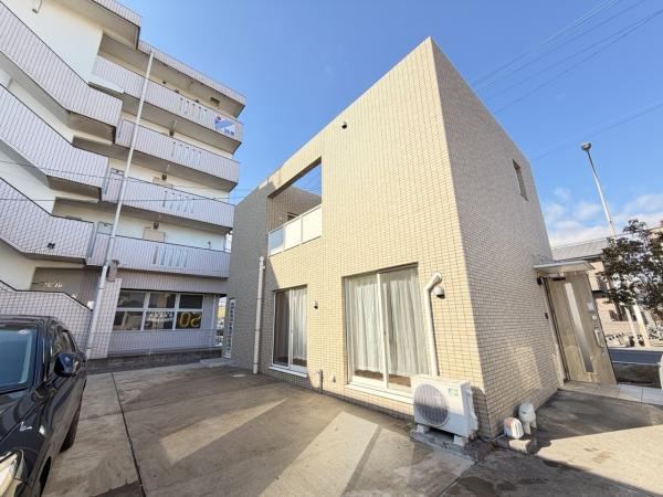 Contemporary 2LDK Home Built in 2017 in Higashimochida - Photo 1