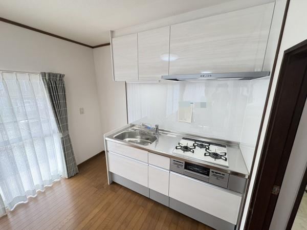 Renovated 3LDK House with Terrace in Nagasaka - Photo 1