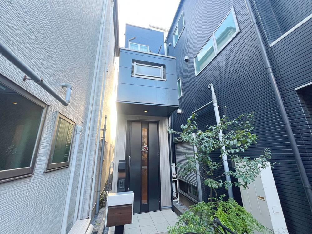 Spacious 1LDK+3S House with Rooftop in Koto - Photo 1