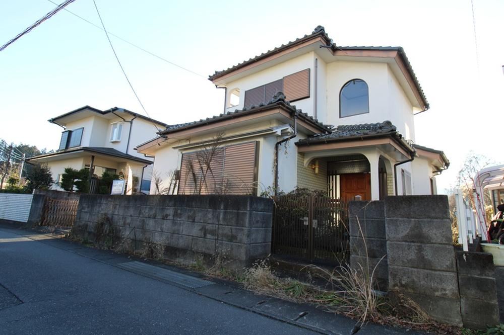 Spacious 4DK House in Akiruno with Renovation Potential - Photo 1