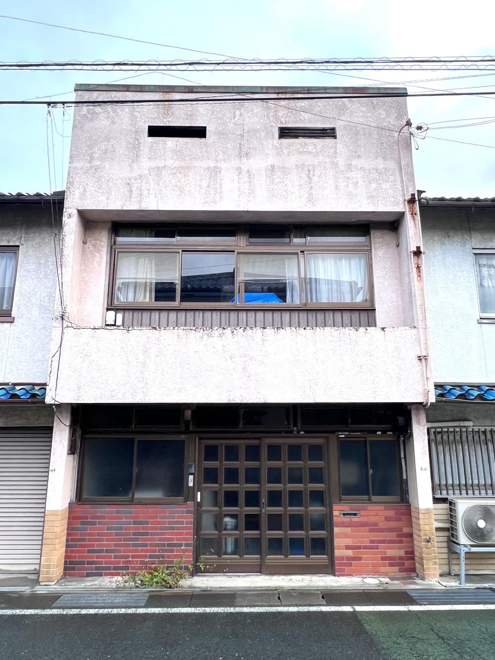 Ultra Convenient 5DK House Steps from the Station - Photo 1
