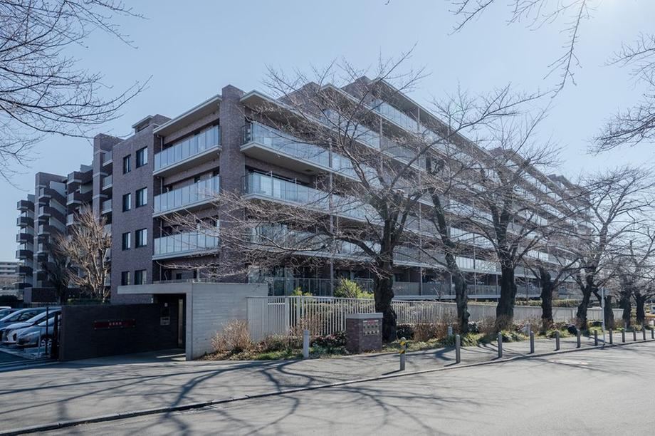 Spacious 3LDK Apartment in Sakudai - Photo 1