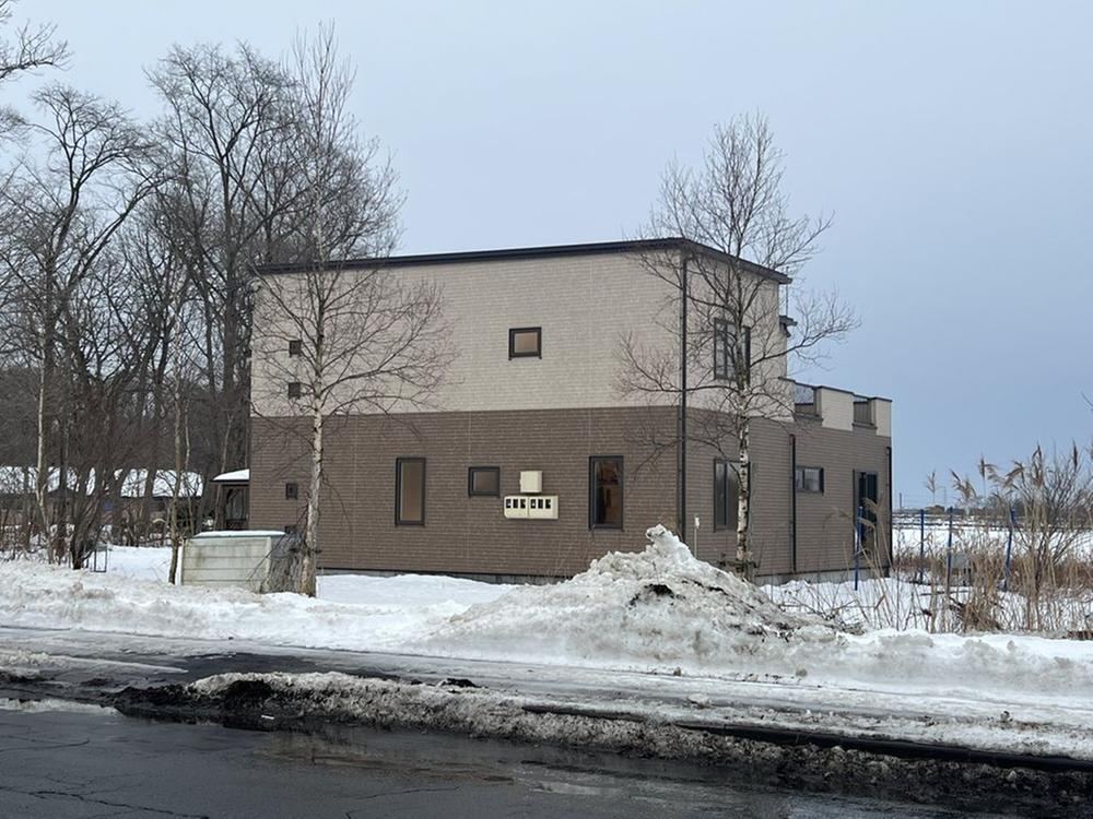 Spacious 6SLLDK Home on 939 Tsubo Lot in Chitose - Photo 1