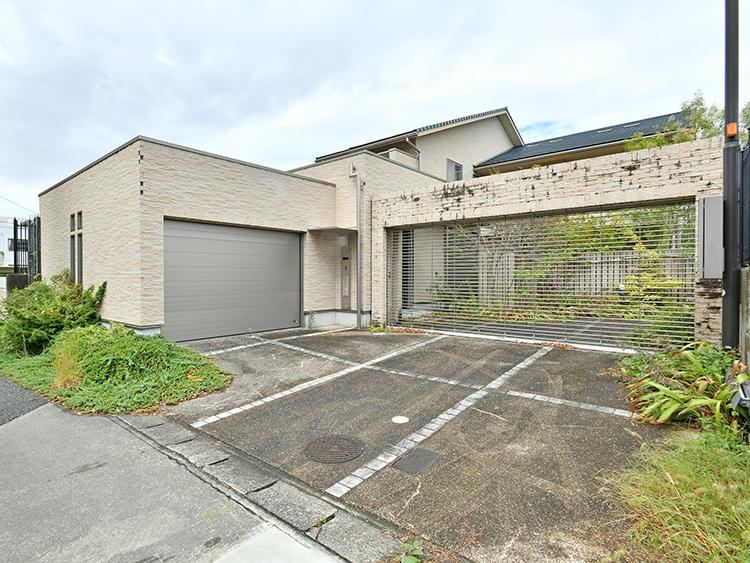 Modern 4LDK House Near Undō Kōen-mae Station - Photo 1