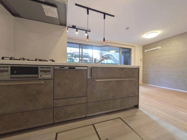 Pet-Friendly 3LDK Apartment with Private Terrace - Photo 1