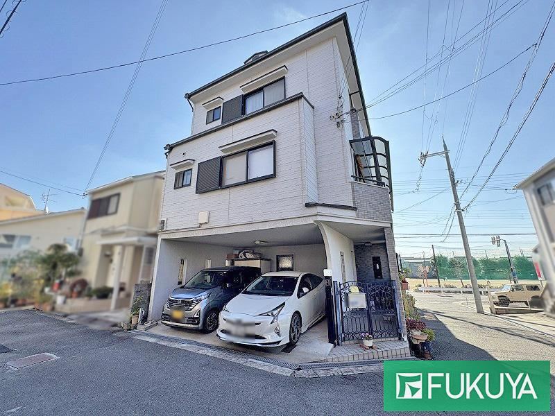Spacious 5LDK House with 2 Parking Spaces in Neyagawa - Photo 1