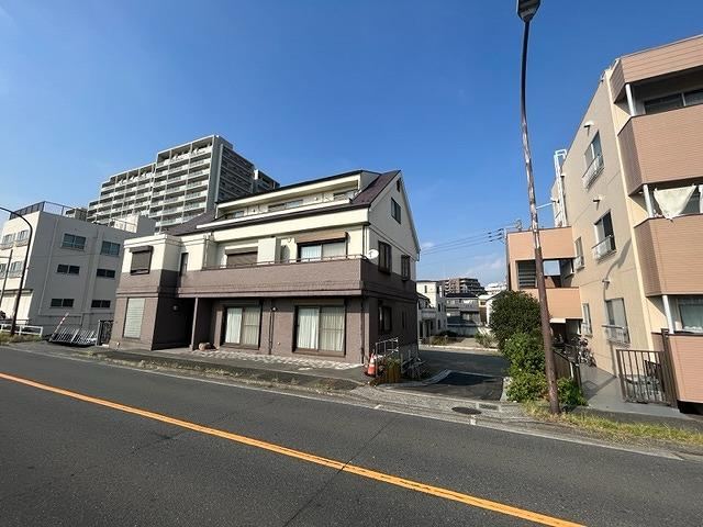 1070 m² land in Chofu, Tokyo - Photo 1