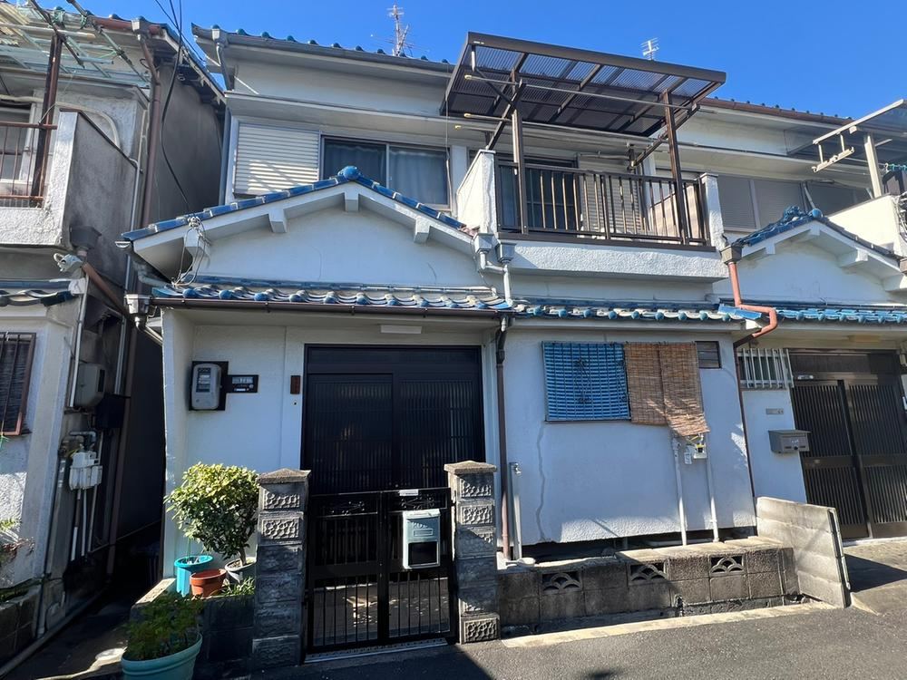 Conveniently Located 4DK House in Higashi-Osaka - Photo 1