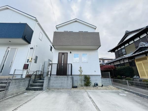 Modern 5LDK Home with Solar Power in Midori - Photo 1