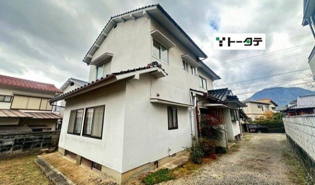 7DK house in Asakita Ward, Hiroshima - Photo 1