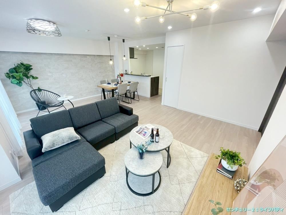 Renovated 3LDK Apartment with Rooftop Balcony - Photo 1