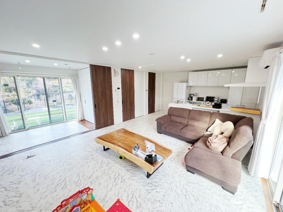 Gift Card Offer for First Visitors to This Spacious Home - Photo 1