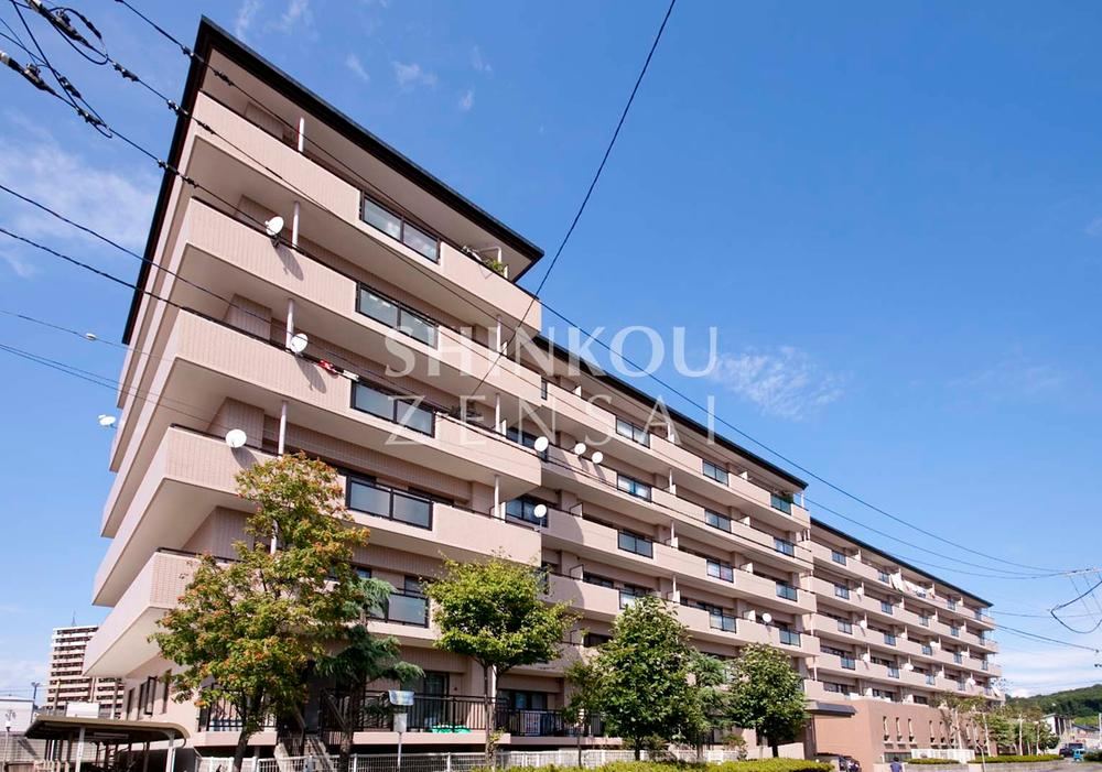 Convenient 3LDK Apartment with Private Garden - Photo 1