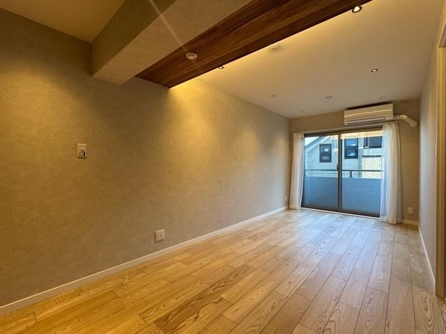 Newly Renovated Apartment in Quiet Residential Area - Photo 1
