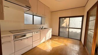 Bright 4DK House in a Quiet Neighborhood