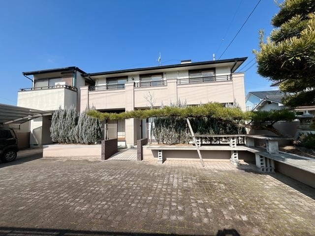 Spacious 9LDK+3S Detached House in Tsukiyoshi, Matsuyama - Photo 1