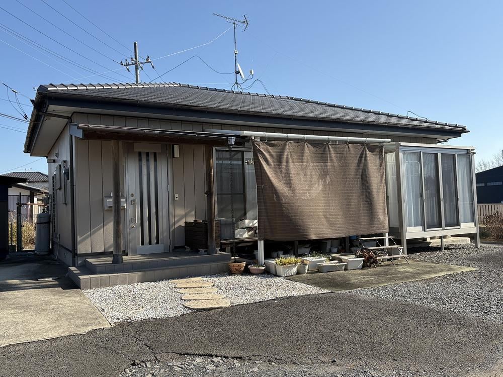 Cozy 2LDK Bungalow with Sunroom in Mito - Photo 1
