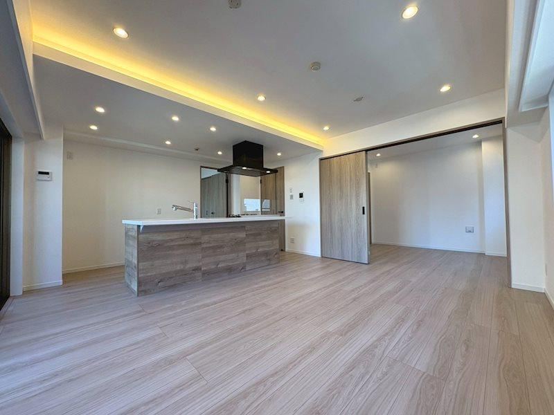 Renovated 2LDK Apartment in Chidori with Modern Features - Photo 1
